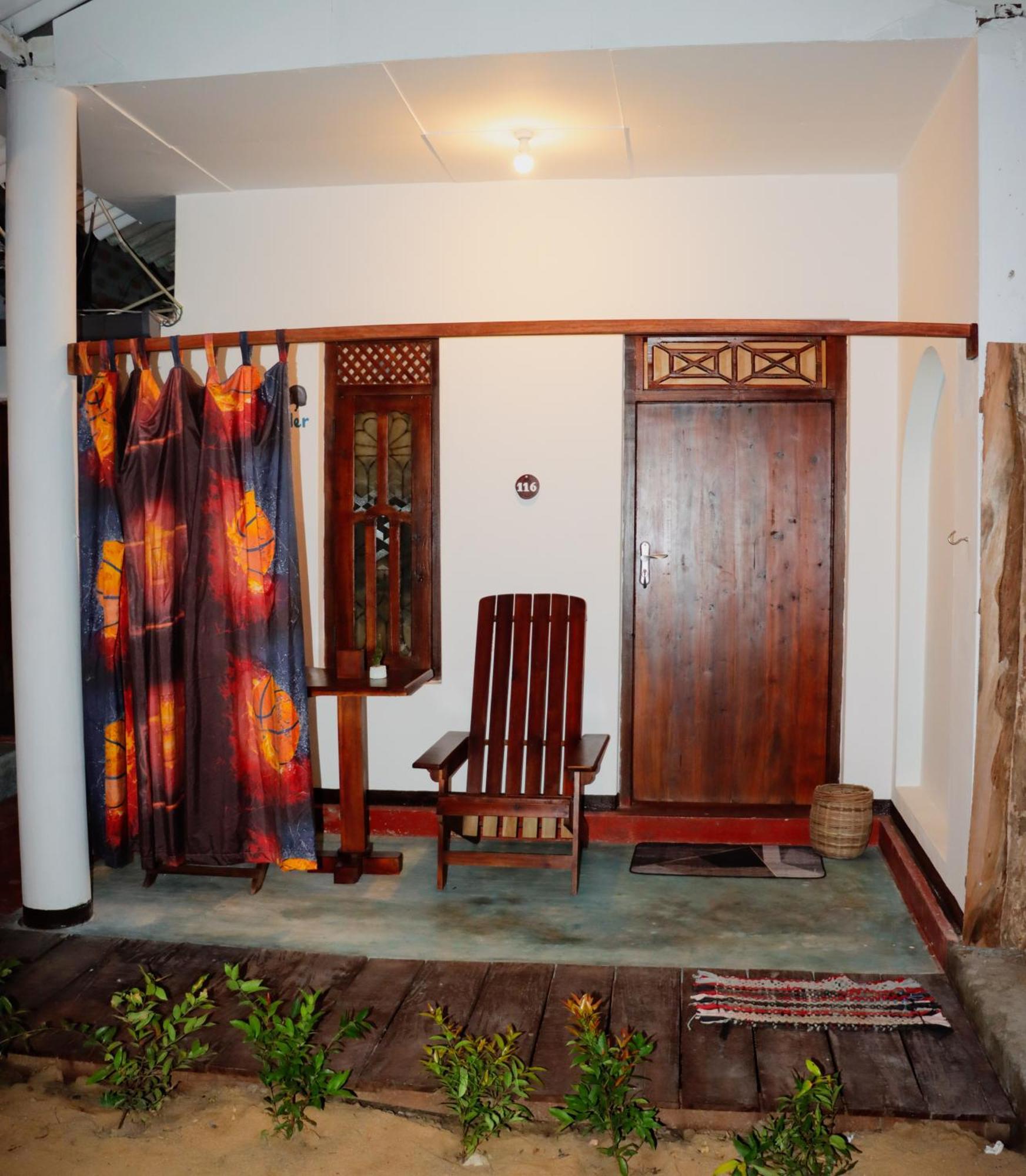 アルガムベイ Surfers Park Arugambay Bed & Breakfast エクステリア 写真
