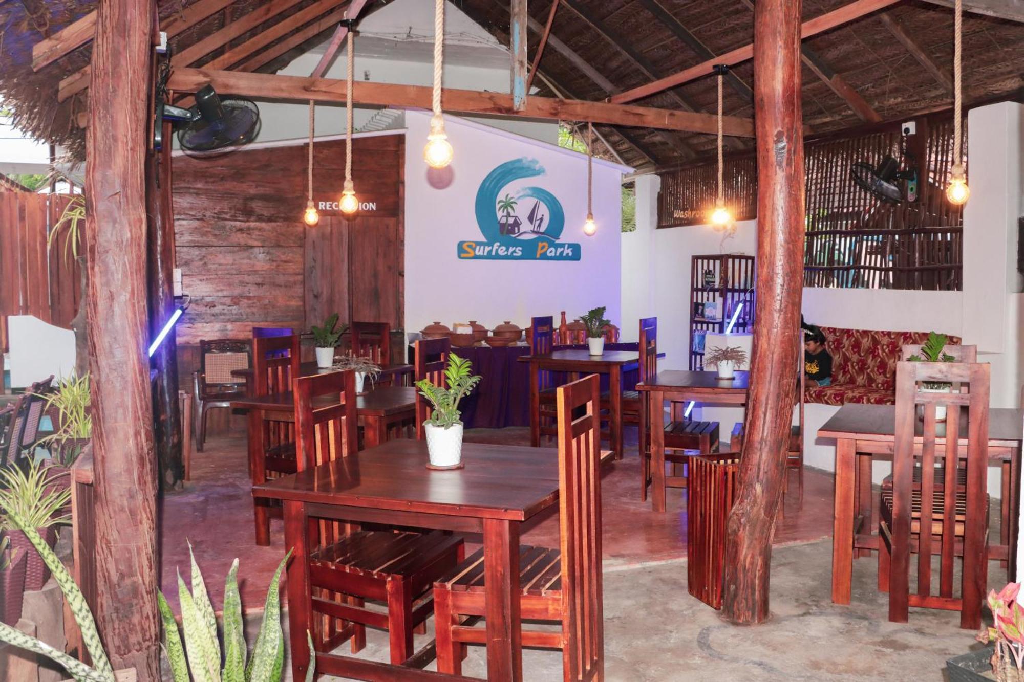 アルガムベイ Surfers Park Arugambay Bed & Breakfast エクステリア 写真
