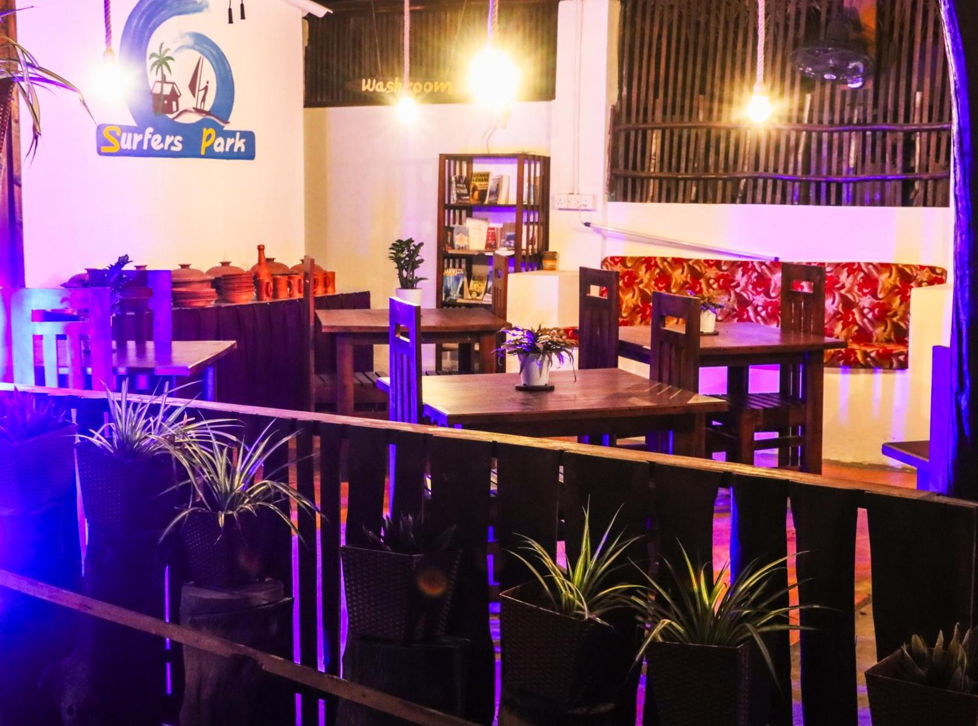 アルガムベイ Surfers Park Arugambay Bed & Breakfast エクステリア 写真
