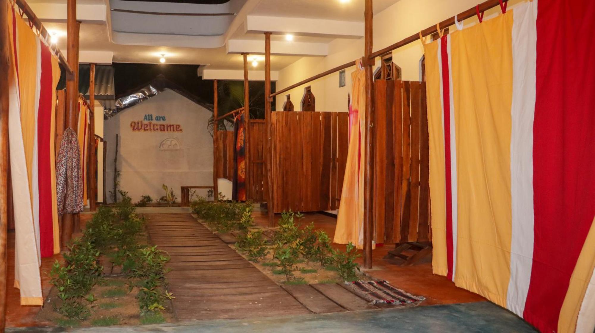 アルガムベイ Surfers Park Arugambay Bed & Breakfast エクステリア 写真
