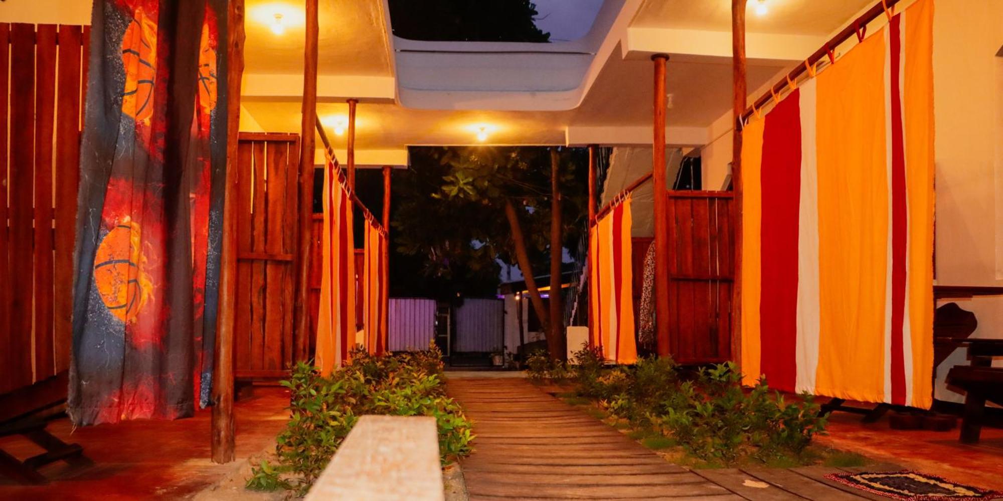 アルガムベイ Surfers Park Arugambay Bed & Breakfast エクステリア 写真