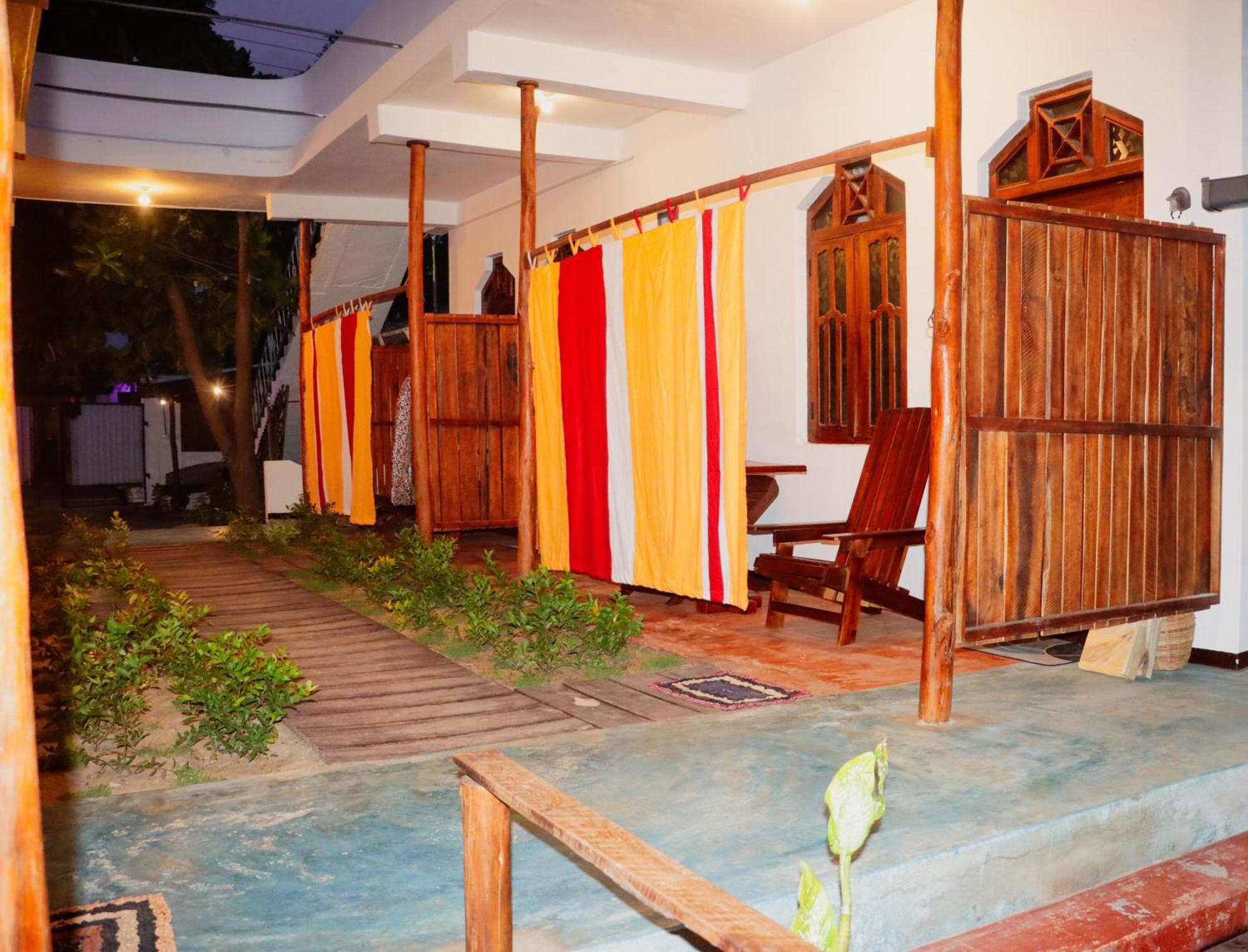 アルガムベイ Surfers Park Arugambay Bed & Breakfast エクステリア 写真